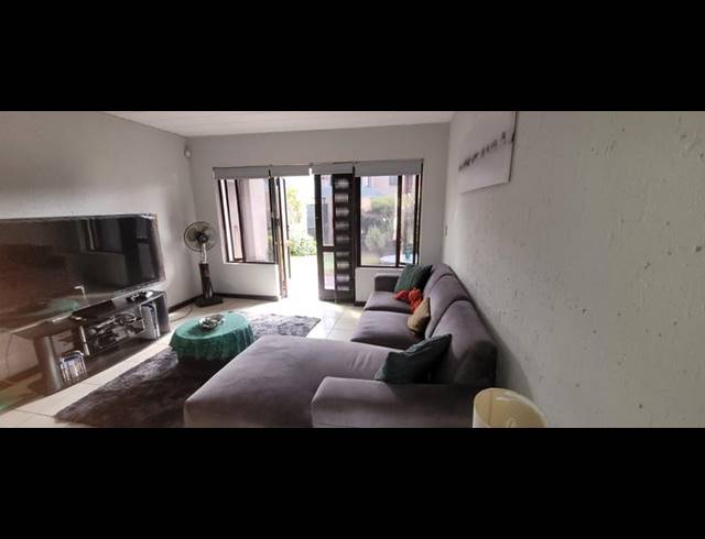 2 BEDROOM TOWNHOUSE FOR SALE IN GLENVISTA